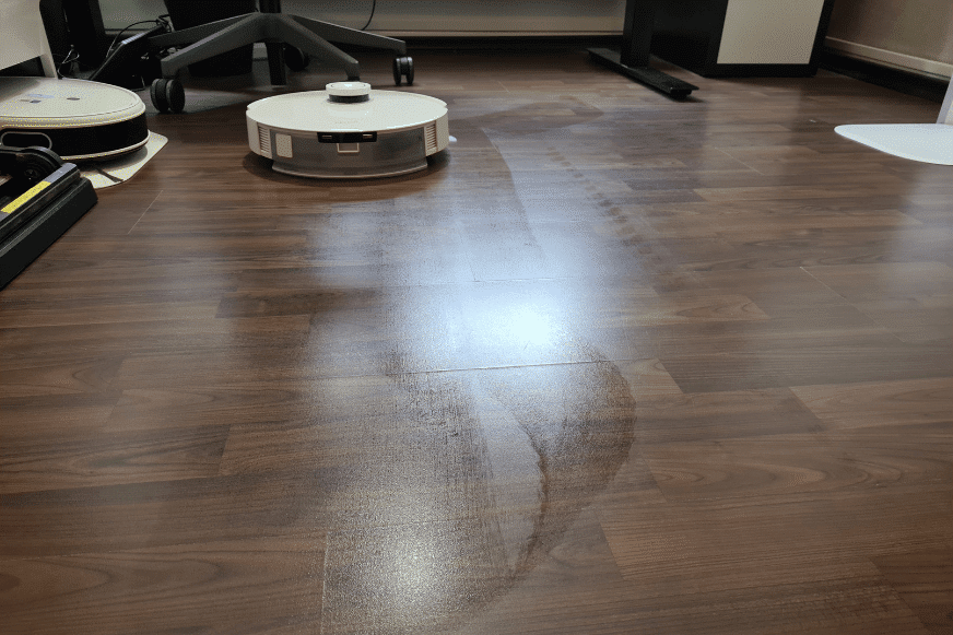 Der Ecovacs Deebot T10 wischt im Test den Boden im Arbeitszimmer.